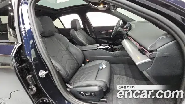 BMW 5 Series 2025 — Фото 12/20