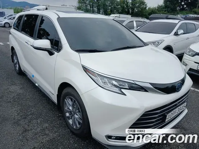 Toyota Sienna 2021 — Фото 1/12