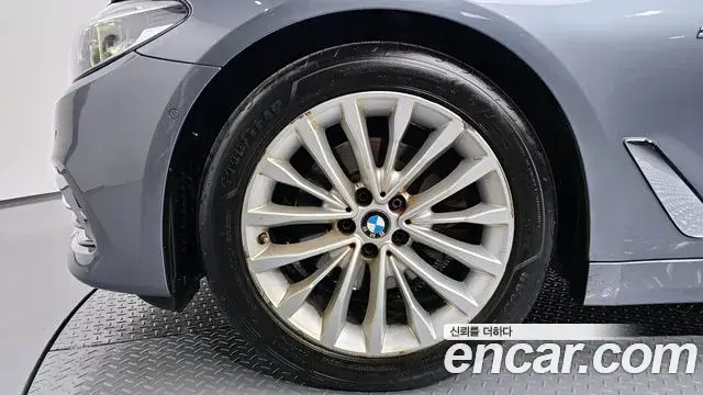 BMW 5 Series 2018 — Photo 2/20