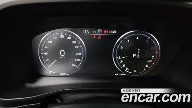 Volvo XC40 2020 — Photo 18/20