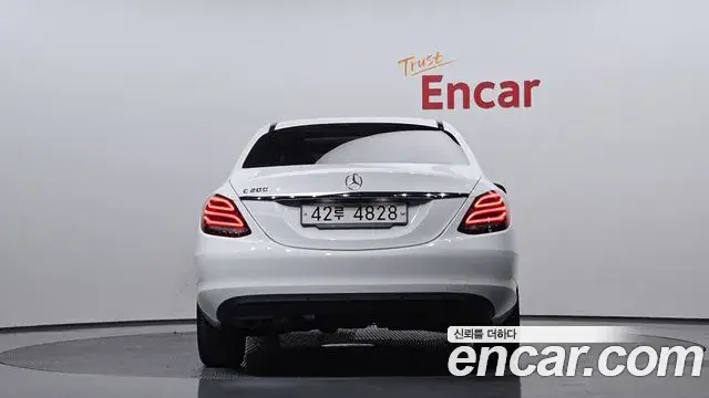 Mercedes-Benz C-Class 2018 — Photo 16/20