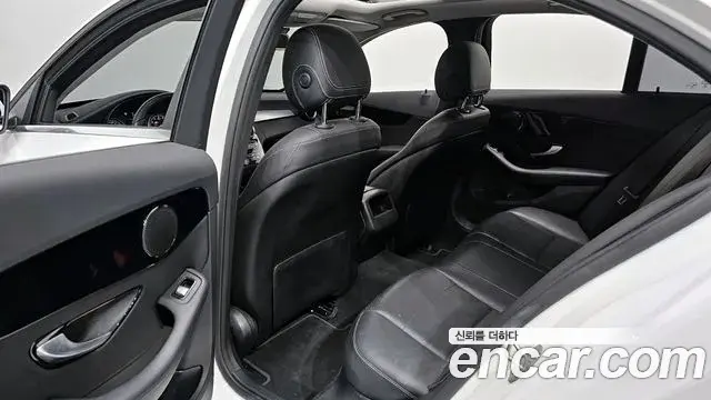 Mercedes-Benz C-Class 2018 — Photo 8/20