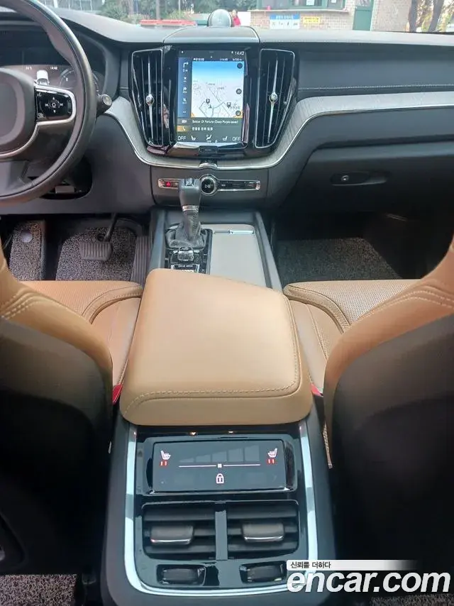 Volvo XC60 2019 — Фото 8/17