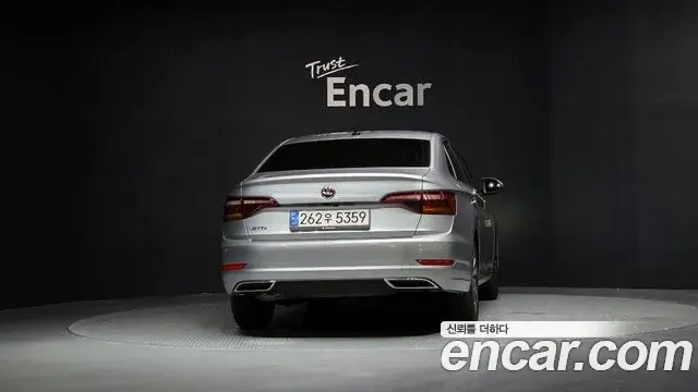 Volkswagen Jetta 2021 — ფოტო 6/20