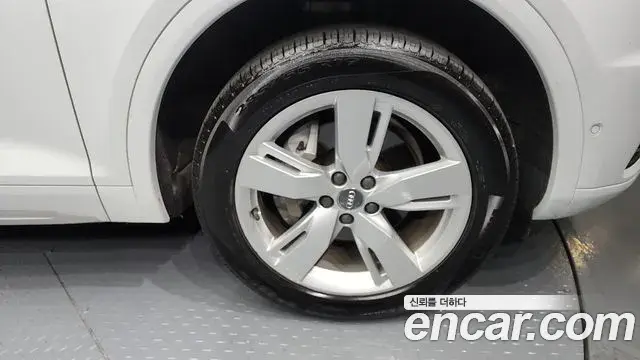Audi Q5 2020 — ფოტო 8/20