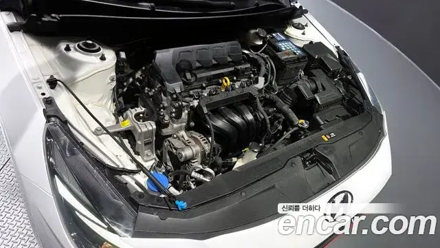 Hyundai The New Avante Hybrid 2021 — Photo 15/20