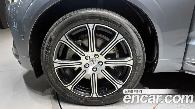 Volvo XC60 2018 — ფოტო 2/20