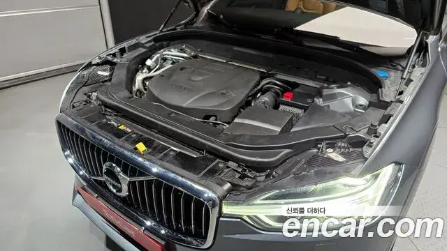 Volvo XC60 2018 — ფოტო 13/20
