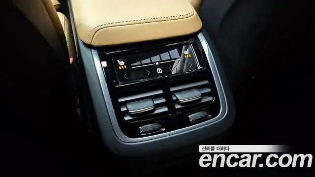 Volvo XC60 2018 — ფოტო 15/20