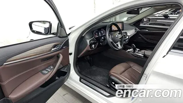 BMW 5 Series 2023 — Фото 10/20