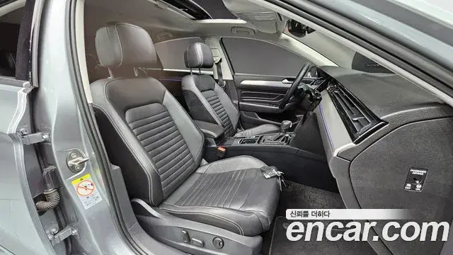 Volkswagen Passat GT 2022 — Фото 10/20