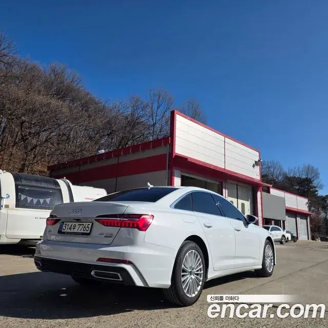 Audi A6 2021 — ფოტო 16/19