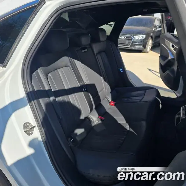 Audi A6 2021 — ფოტო 17/19