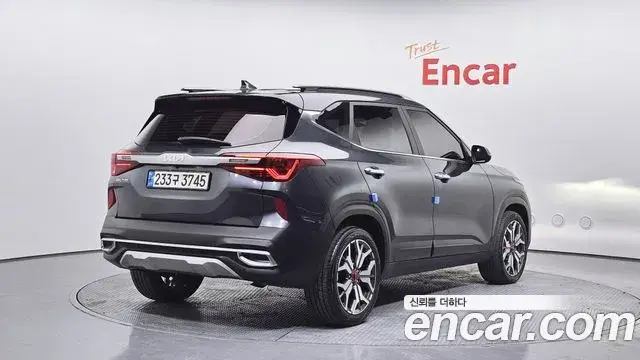 Kia Seltos 2022 — ფოტო 18/20