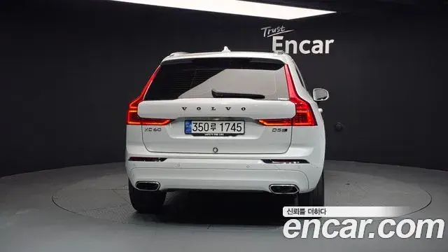 Volvo XC60 2019 — ფოტო 8/20