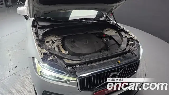 Volvo XC60 2019 — ფოტო 14/20