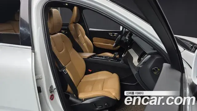 Volvo XC60 2019 — ფოტო 3/20