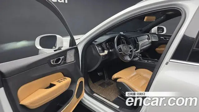 Volvo XC60 2019 — ფოტო 6/20