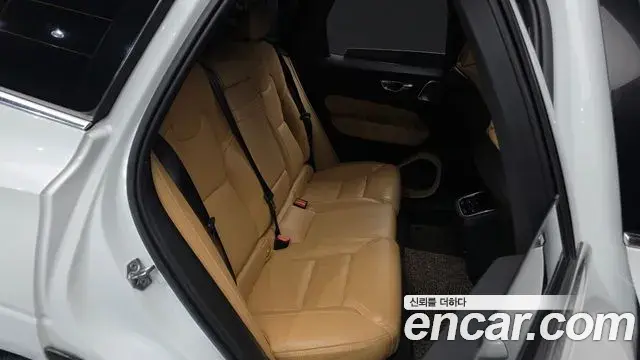 Volvo XC60 2019 — ფოტო 7/20