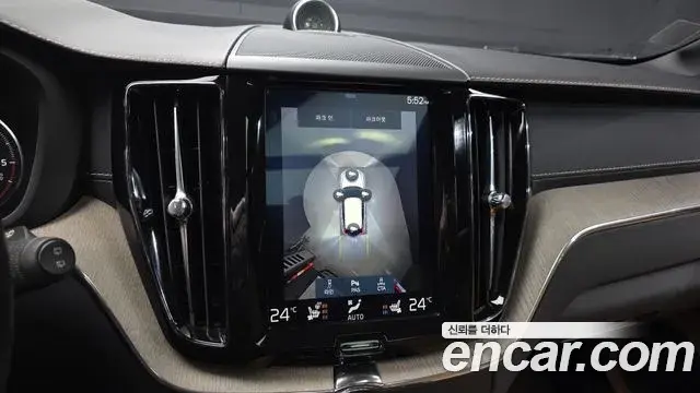 Volvo XC60 2019 — ფოტო 16/20