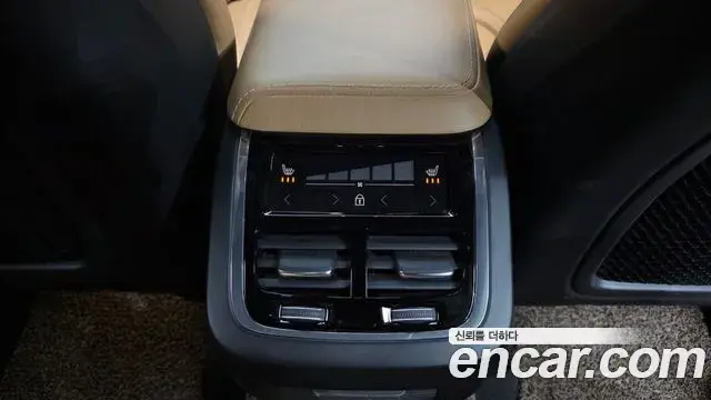 Volvo XC60 2019 — ფოტო 17/20