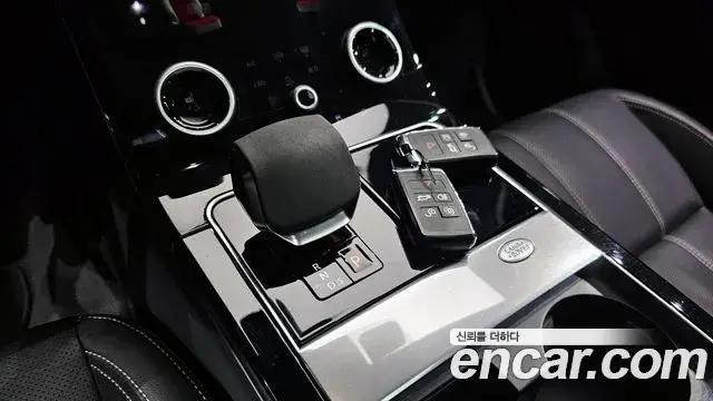 Land Rover Range Rover Velar 2023 — Фото 7/20