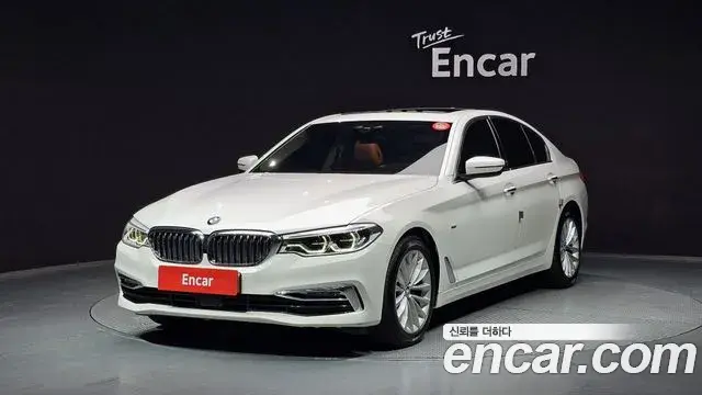BMW 5 Series 2018 — ფოტო 13/20