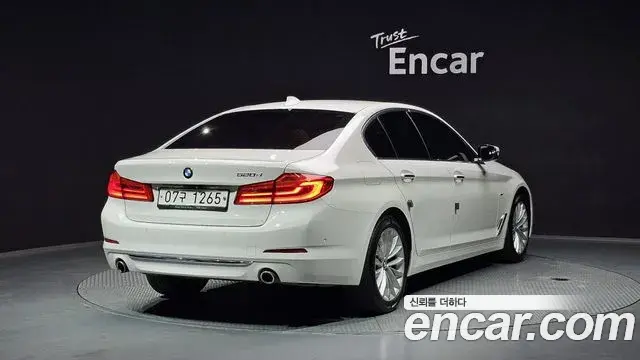BMW 5 Series 2018 — ფოტო 15/20