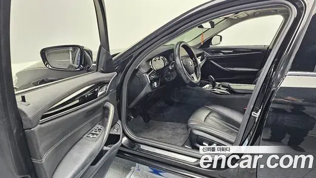 BMW 5 Series 2018 — Photo 11/20