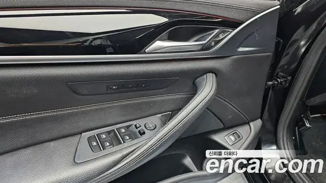 BMW 5 Series 2018 — Photo 19/20