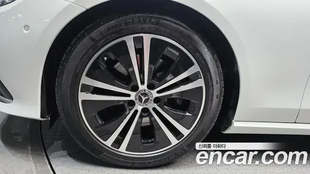 Mercedes-Benz E-Class 2021 — Photo 11/20