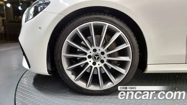 Mercedes-Benz E-Class 2021 — Photo 19/20