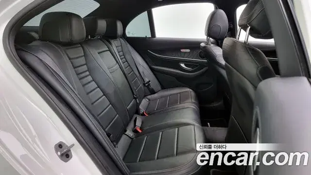 Mercedes-Benz E-Class 2021 — Photo 13/20