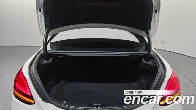 Mercedes-Benz C-Class 2020 — Photo 5/20
