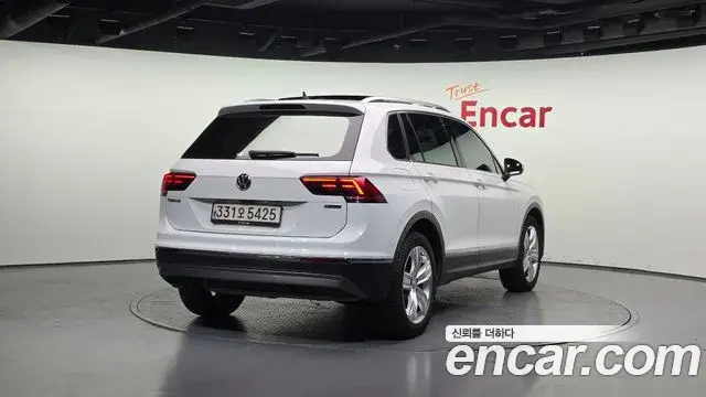 Volkswagen Tiguan 2020 — ფოტო 14/20