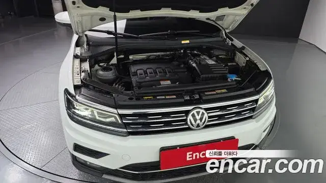 Volkswagen Tiguan 2020 — ფოტო 11/20