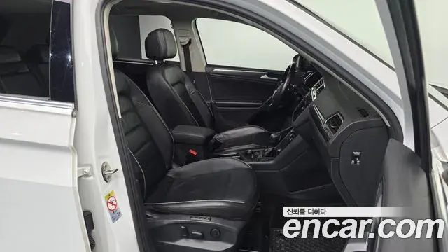 Volkswagen Tiguan 2020 — ფოტო 19/20