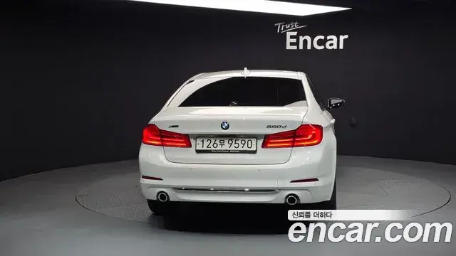 BMW 5 Series 2020 — ფოტო 16/20