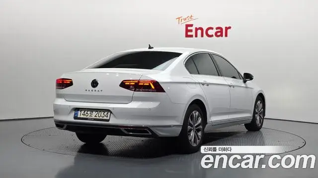 Volkswagen Passat GT 2022 — Photo 12/20