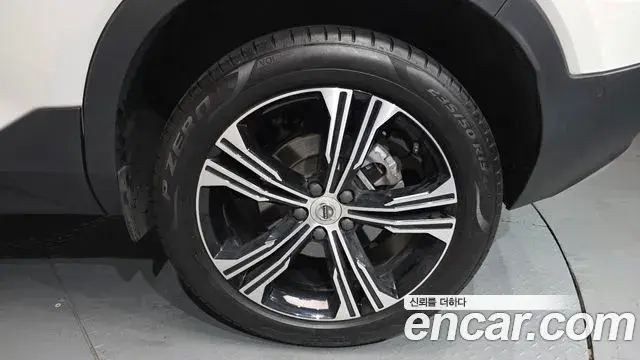 Volvo XC40 2020 — ფოტო 18/20