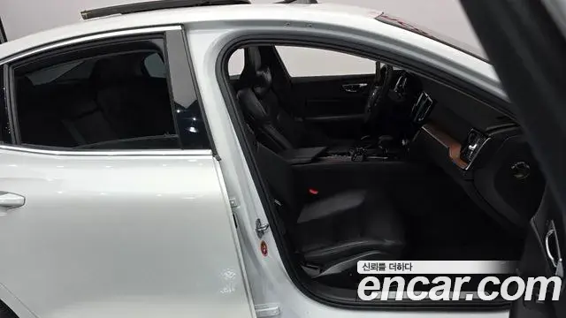 Volvo S60 2020 — Photo 19/30
