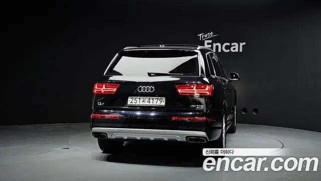 Audi Q7 2019 — Şəkil 12/20