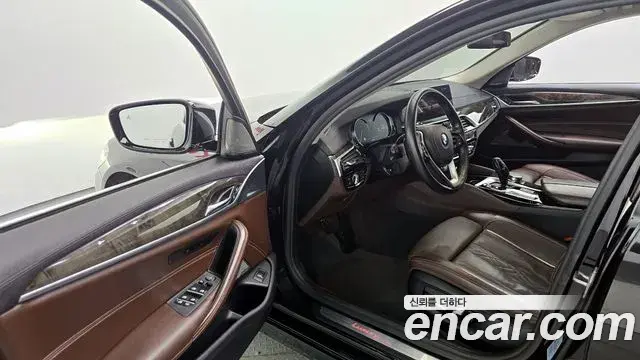 BMW 5 Series 2018 — Şəkil 16/20