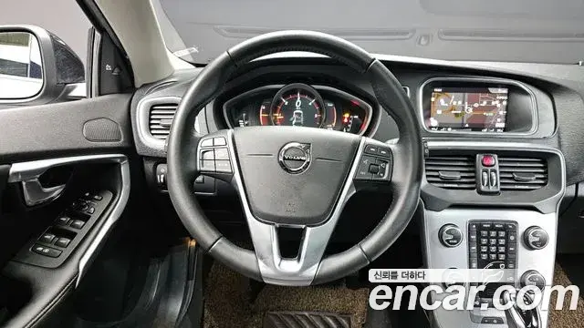 Volvo V40 Cross Country 2018 — Фото 12/20