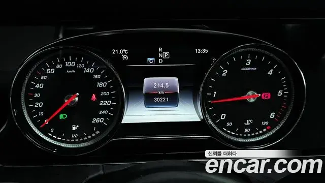 Mercedes-Benz E-Class 2019 — ფოტო 19/20