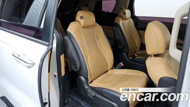 Kia Carnival 2022 — Şəkil 28/30
