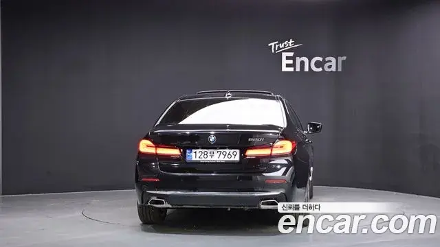 BMW 5 Series 2023 — ფოტო 28/35