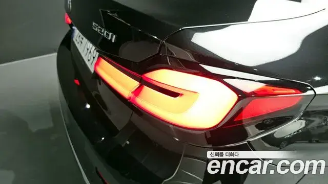 BMW 5 Series 2023 — ფოტო 22/35