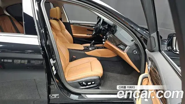 BMW 5 Series 2023 — ფოტო 20/35