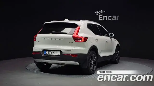 Volvo XC40 2021 — Photo 16/33